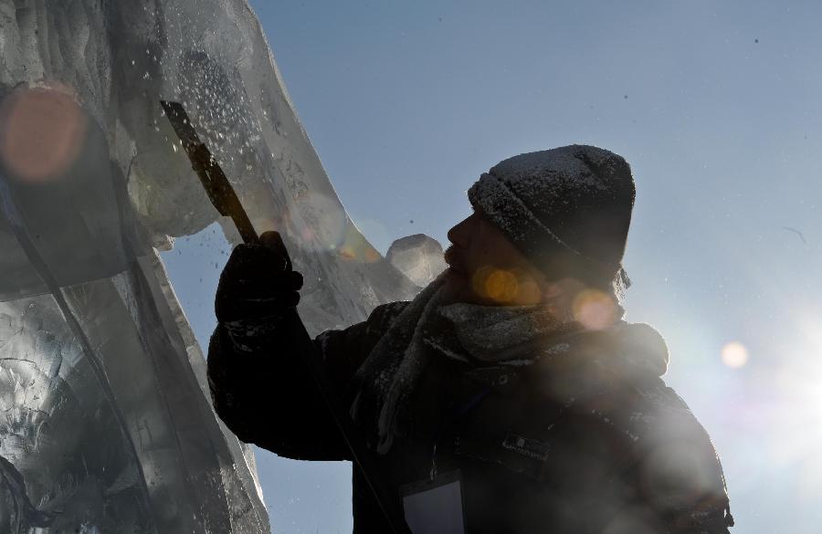 “精雕細刻”國際冰雕賽“扮靚”冰雪節