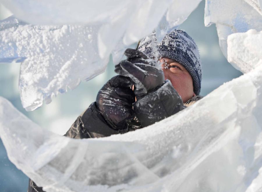 “精雕細刻”國際冰雕賽“扮靚”冰雪節