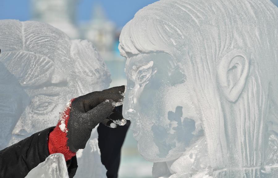 “精雕細刻”國際冰雕賽“扮靚”冰雪節