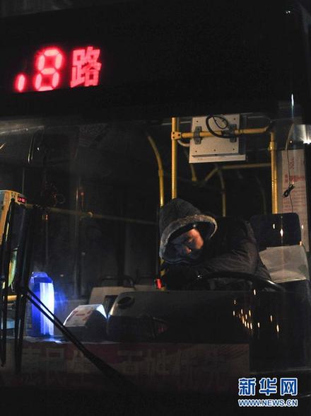 嚴寒中與夜晚相伴——探訪“三九天”中的哈爾濱公交熱車員