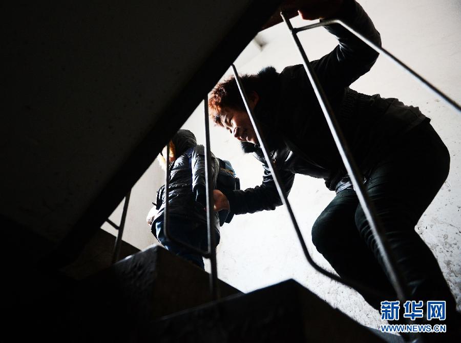 殘疾母親托起自閉癥兒子成長的希望