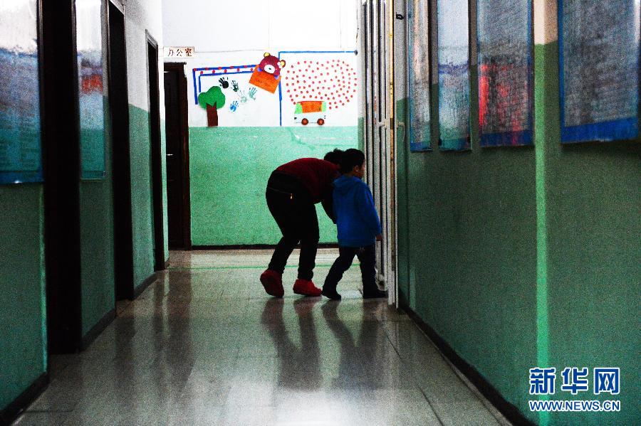 殘疾母親托起自閉癥兒子成長(zhǎng)的希望