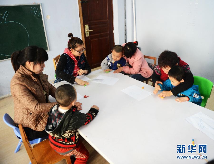 殘疾母親托起自閉癥兒子成長的希望