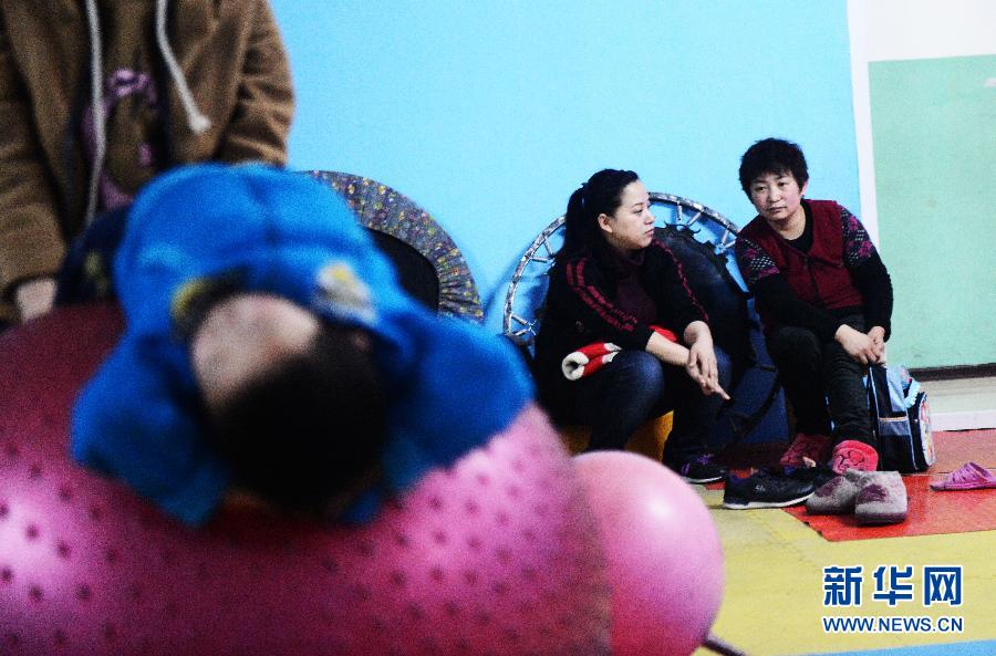 殘疾母親托起自閉癥兒子成長的希望