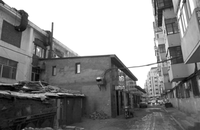 哈爾濱菜藝街違章建筑占消防通道 執法局責令恢復原樣