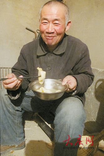 為孫輩離家打拼 六旬老人已三個春節未回家(圖)