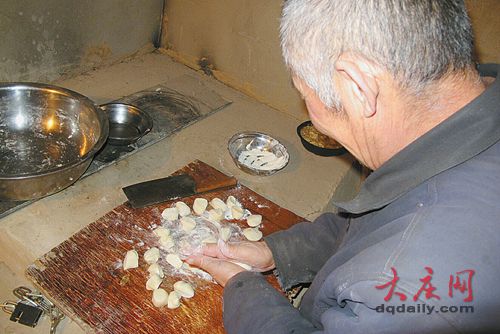 為孫輩離家打拼 六旬老人已三個春節未回家(圖)