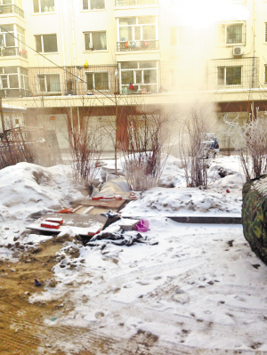 哈爾濱一小區(qū)滿院澡堂子味兒 浴池排風口砌在花壇里