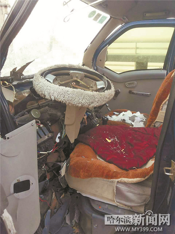 哈爾濱一面包車超車時追尾 駕駛員受傷入院(圖)