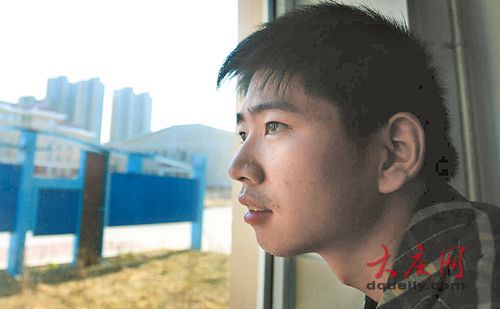 大慶勵志少年患癌截去左腿又失明 竟成盲人二胡演奏家