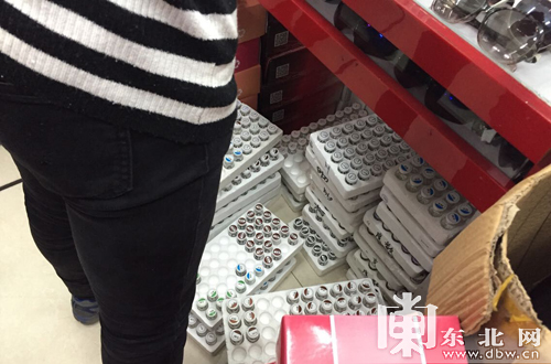 透籠小商鋪非法銷售“美瞳”當場扣查萬余只