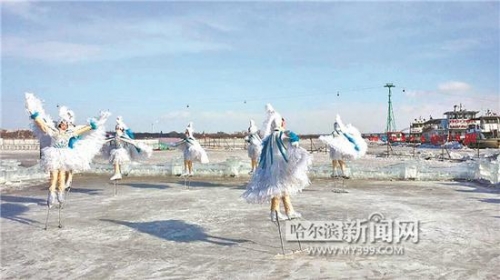 甄嬛傳冰嬉表演松花江上再現 最美冰嬉人受熱捧