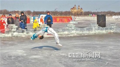 甄嬛傳冰嬉表演松花江上再現 最美冰嬉人受熱捧