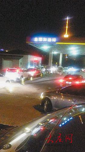 大慶多家加油站油已售罄 車主排長隊“湊熱鬧”加油