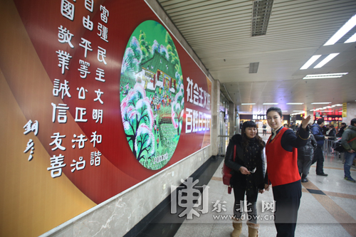 哈爾濱機場“紅馬甲”志愿者服務獲旅客點贊(圖)