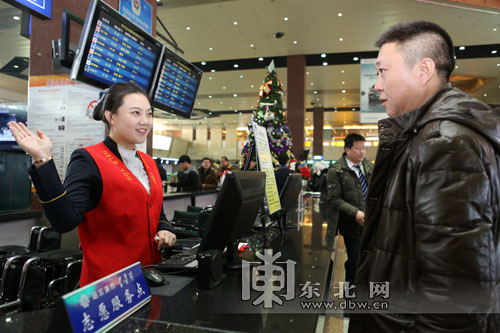哈爾濱機場“紅馬甲”志愿者服務獲旅客點贊(圖)