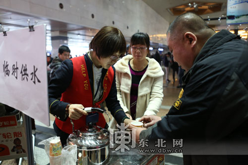 哈爾濱機場“紅馬甲”志愿者服務獲旅客點贊(圖)