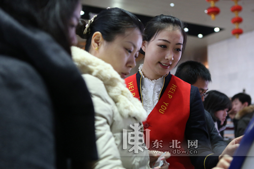 哈爾濱機場“紅馬甲”志愿者服務獲旅客點贊(圖)