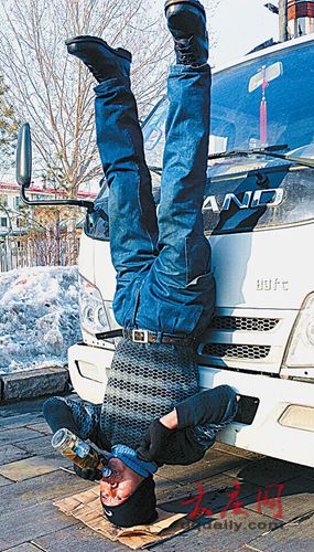 大慶一52歲“健身達人”當街倒立喝啤酒(圖)