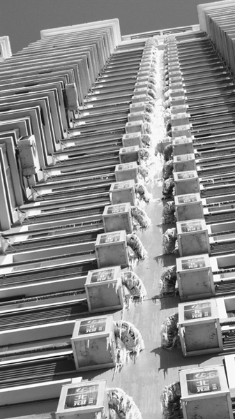 齊齊哈爾方興新村33號樓窗外均懸掛冰溜子（圖）