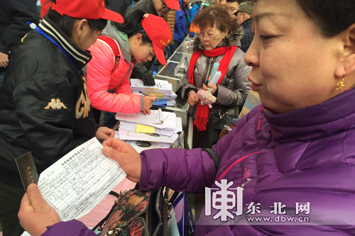 地板接縫出現起鼓現象 市民在家走路“一腳深一腳淺”