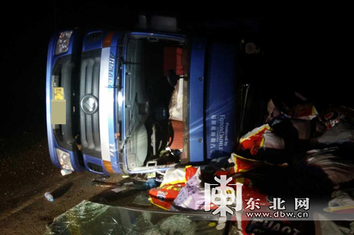 301國道萬寶鎮路段結冰 兩輛大貨車接連側翻（圖）