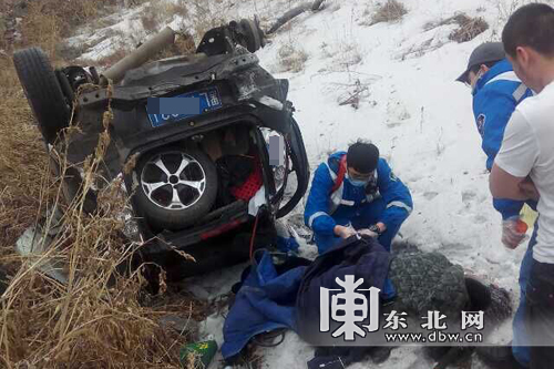 轎車行駛途中側翻路邊 駕駛員昏迷兩小時后被發現