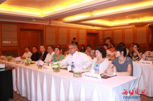 17歲中學生牽頭諸位專家 暢談中國教育、經濟的宏觀走勢