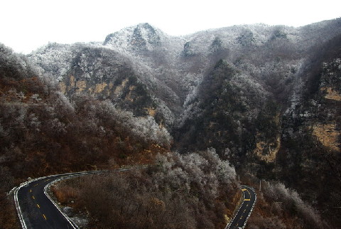 神農(nóng)架出現(xiàn)持續(xù)霧凇景觀(圖)