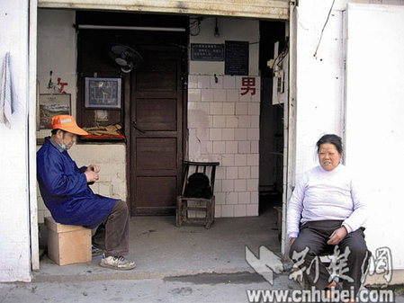 承諾如山 荊州一對(duì)老夫妻蝸居公廁8年還債