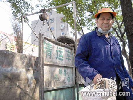 承諾如山 荊州一對老夫妻蝸居公廁8年還債