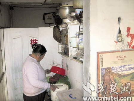 承諾如山 荊州一對老夫妻蝸居公廁8年還債