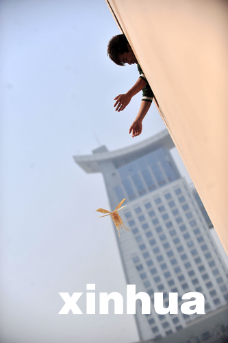 武漢高校“高空護蛋”比賽開鑼