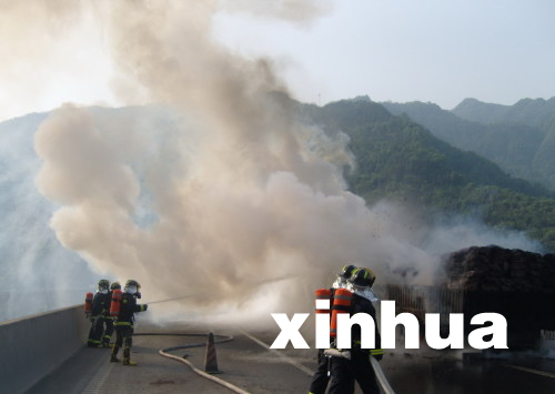 滬渝高速公路湖北恩施段35噸化學品貨車發生火災