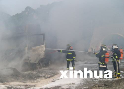 滬渝高速公路湖北恩施段35噸化學品貨車發生火災