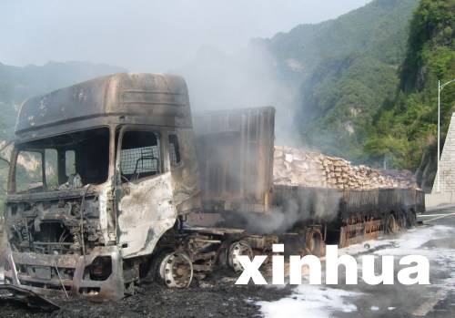 滬渝高速公路湖北恩施段35噸化學品貨車發生火災