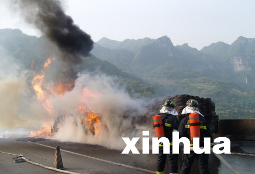 滬渝高速公路湖北恩施段35噸化學品貨車發生火災