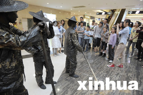 “活體雕塑”展現勞動者風采