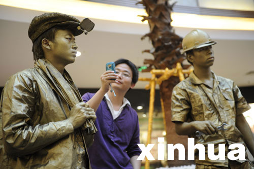 “活體雕塑”展現勞動者風采