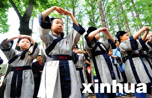 武漢：兒童古禮祭屈原 體驗端午文化