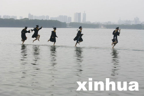 武大學(xué)生拍“水上飄”畢業(yè)照