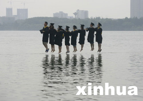 武大學(xué)生拍“水上飄”畢業(yè)照
