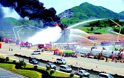 “空地一體”列車(chē)翻覆應(yīng)急救援演練在赤壁舉行