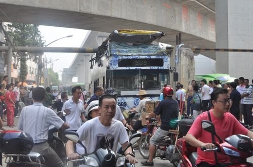 武漢雙層公交撞上限高梁車頂掀開 司機被拘留