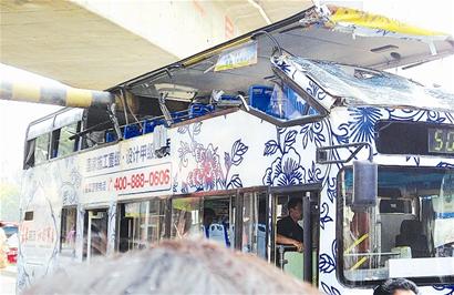 武漢雙層公交撞上限高梁車頂掀開 司機被拘留