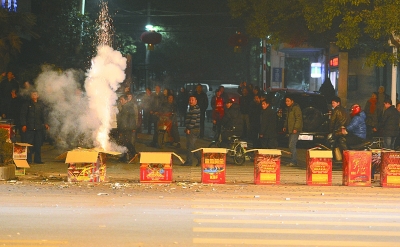 爆竹上演最后的瘋狂:環(huán)衛(wèi)工無(wú)奈上路“消”夜