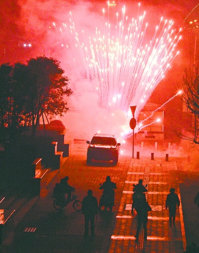 爆竹上演最后的瘋狂:環(huán)衛(wèi)工無(wú)奈上路“消”夜