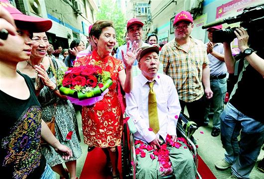 兩位六旬老人舉行遲到35年的婚禮