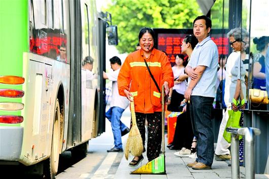 武漢女環(huán)衛(wèi)工自購便攜麥克風 一邊工作一邊唱歌