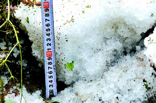 鄖縣遭強(qiáng)風(fēng)冰雹襲擊 冰雹大如雞蛋堆積厚度20厘米